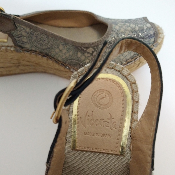 NWOT Vidorreta Espadrille Gold/Silver Lace Patterned Wedge Sandal Size 8 - Picture 6 of 8
